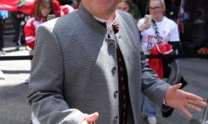 9you娱乐-拜仁慕尼黑男子足球队平民化引发球迷热议的简单介绍