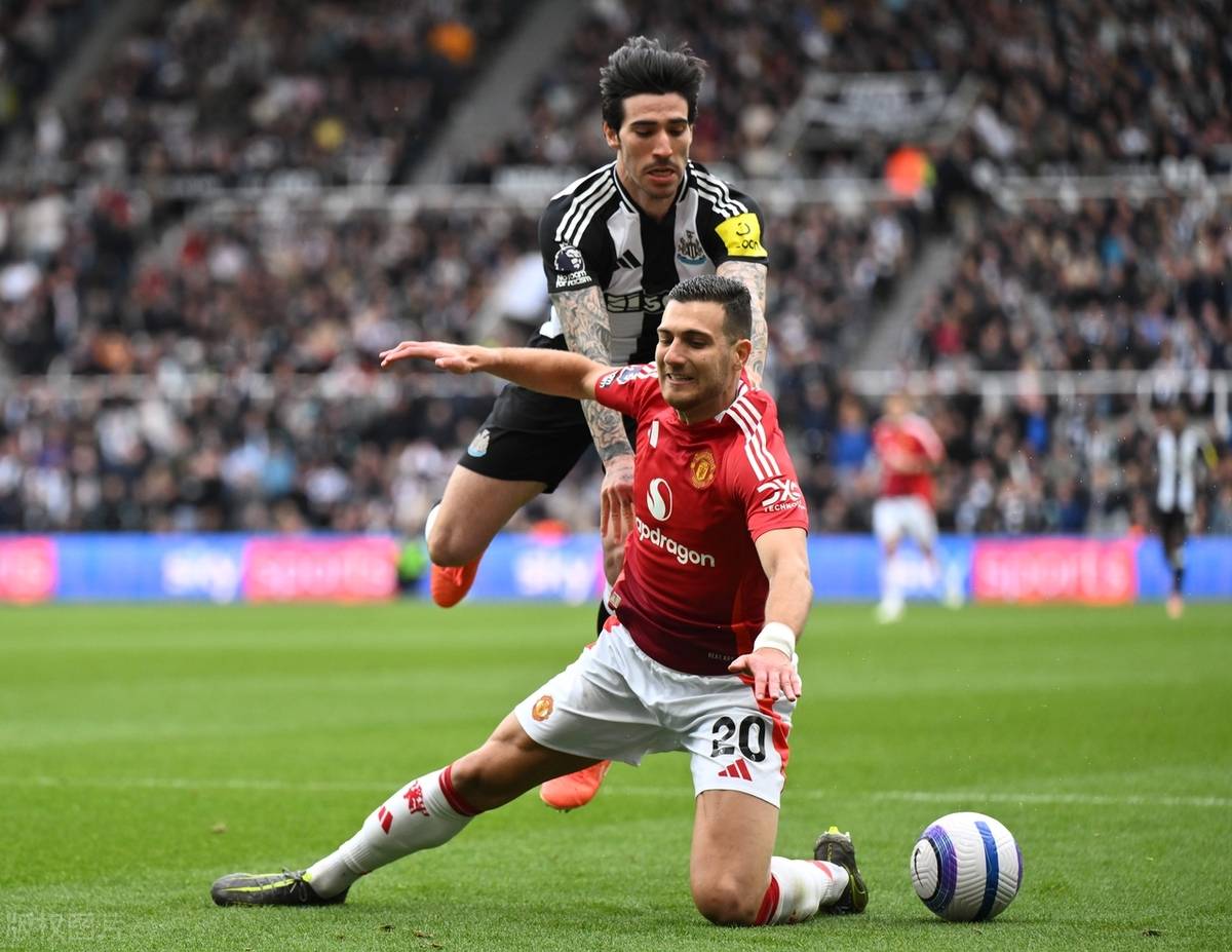 曼联主场输球防线失守遭遇困境