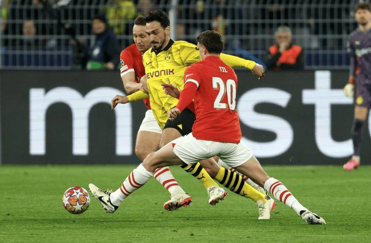 马赛足球俱乐部在比赛中战胜对手 马赛足球俱乐部在比赛中战胜对手