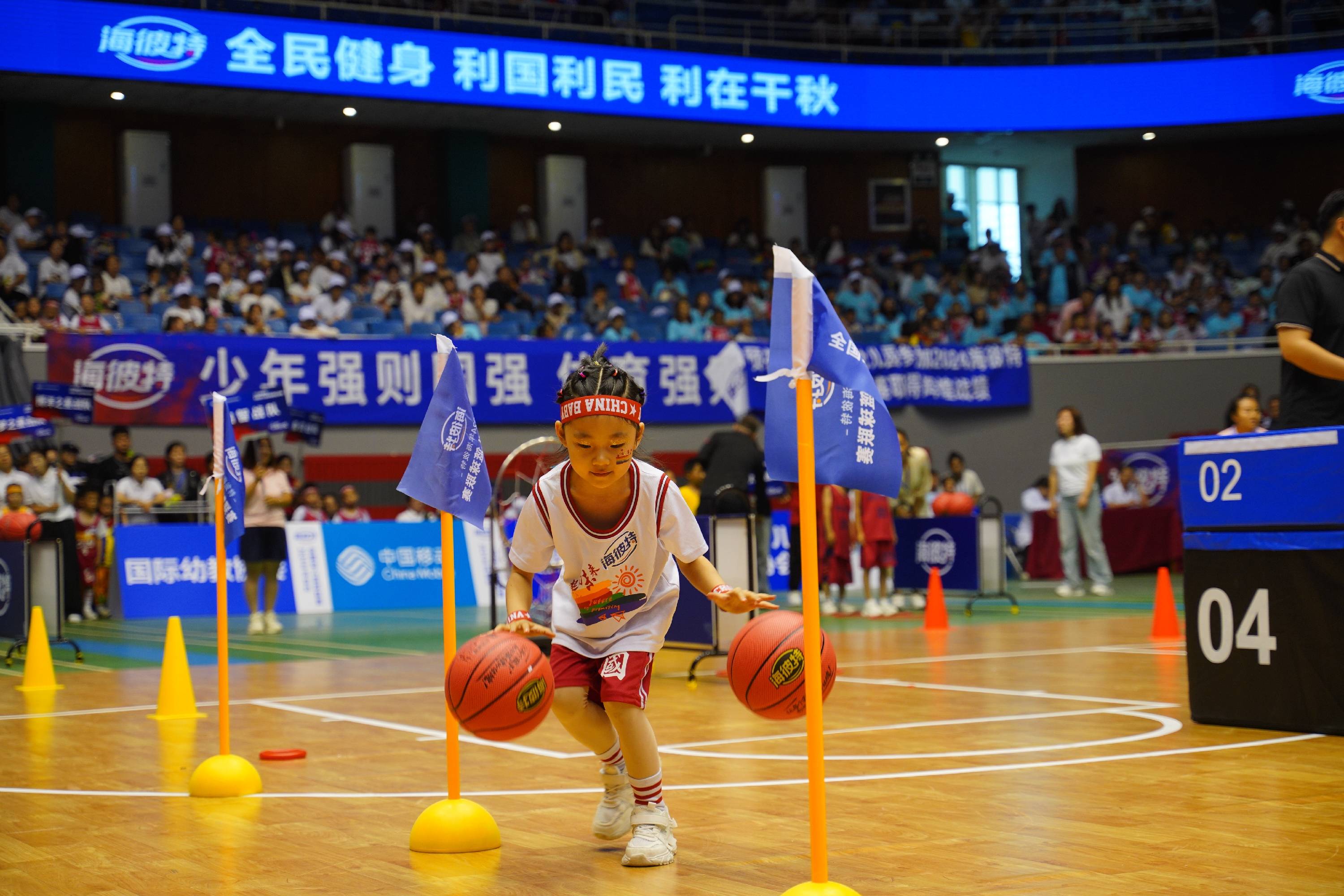 篮球比赛中出现了激烈的对抗和紧张的局面 篮球比赛中出现了激烈的对抗和紧张的局面