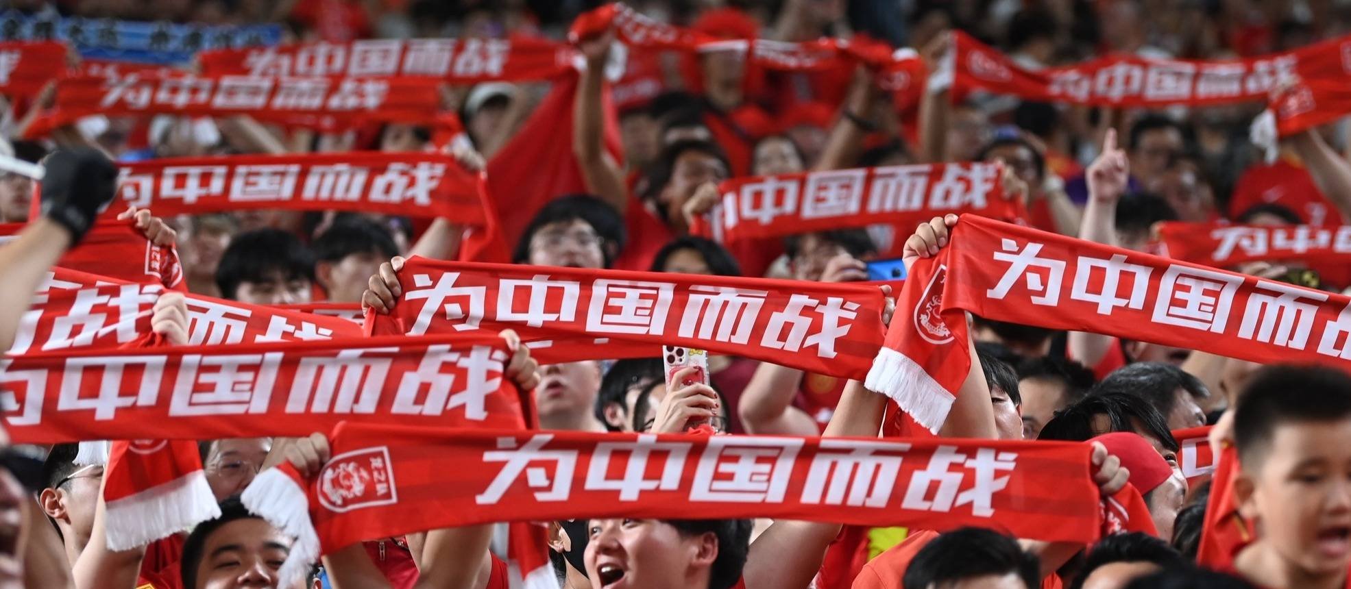 令人热血沸腾的足球比赛点燃球迷激情 令人热血沸腾的足球比赛点燃球迷激情