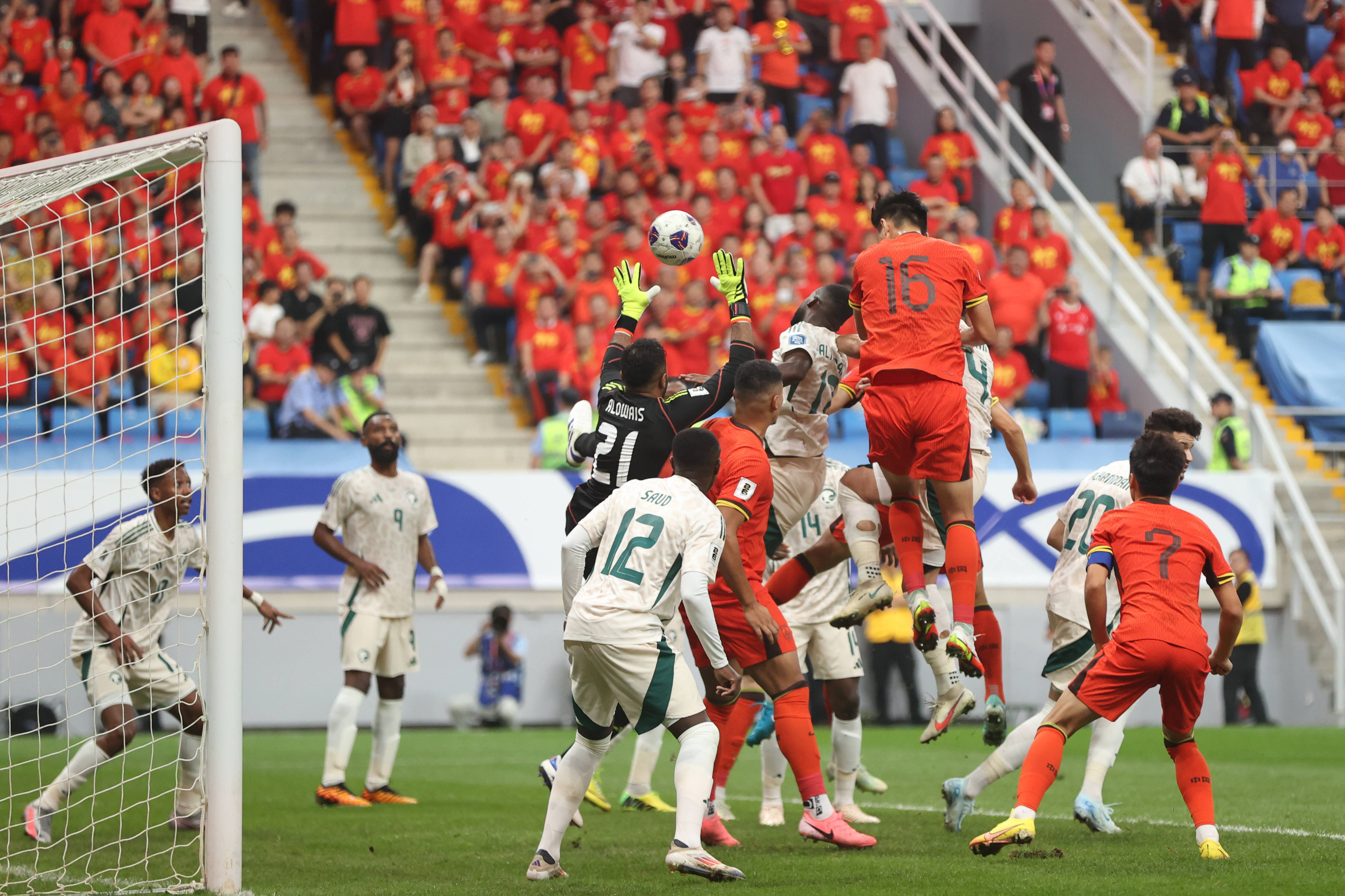 令人热血沸腾的足球比赛点燃球迷激情 令人热血沸腾的足球比赛点燃球迷激情