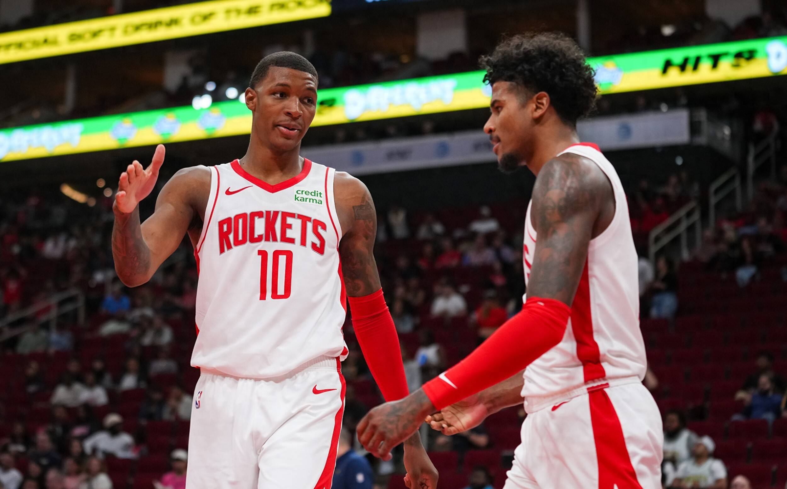 猛龙后卫接连得分，率队取胜