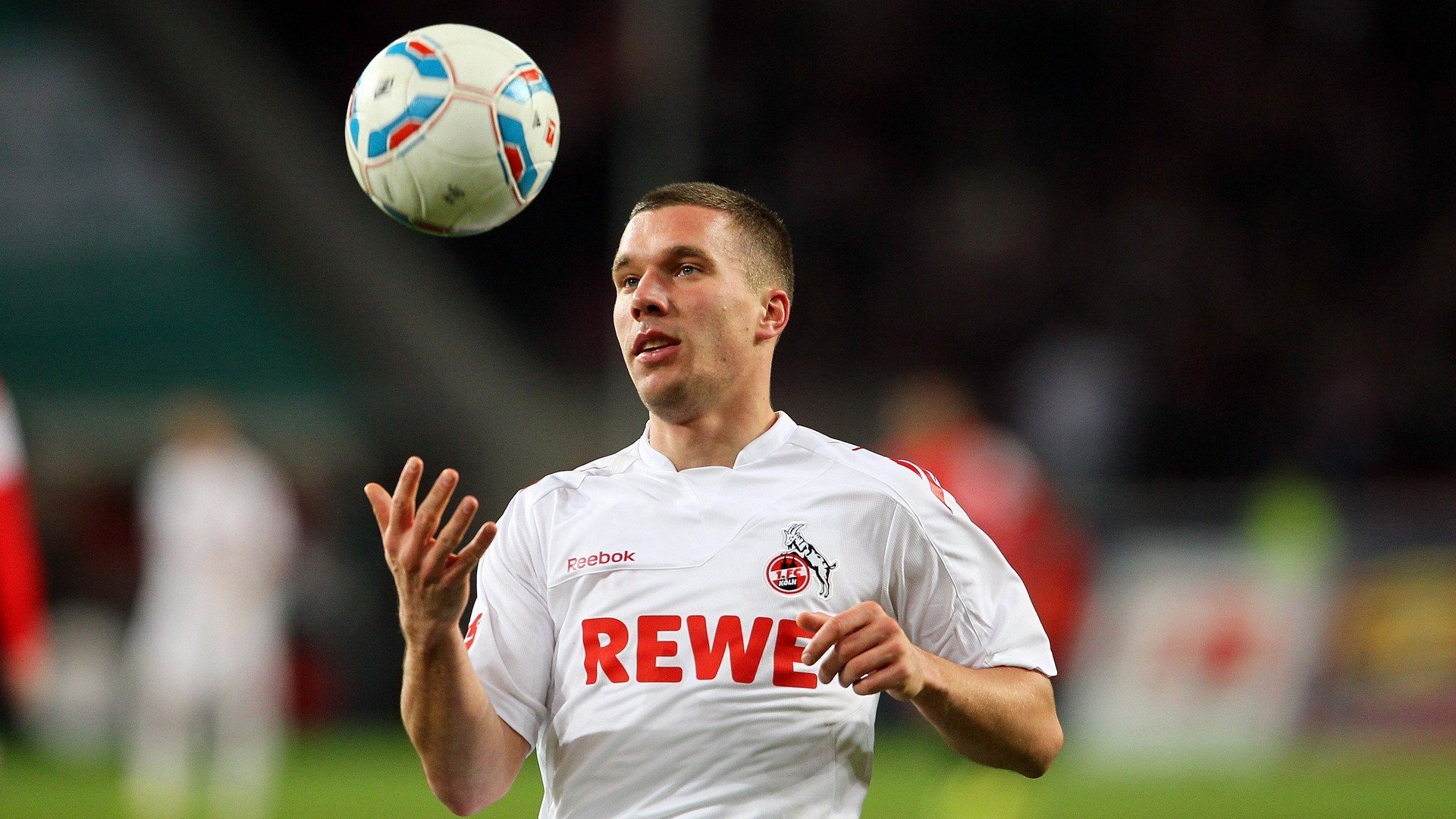 篮球与足球的跨界交响,当魔术击败鹈鹕,贝恩在欧冠淘汰赛接管比赛