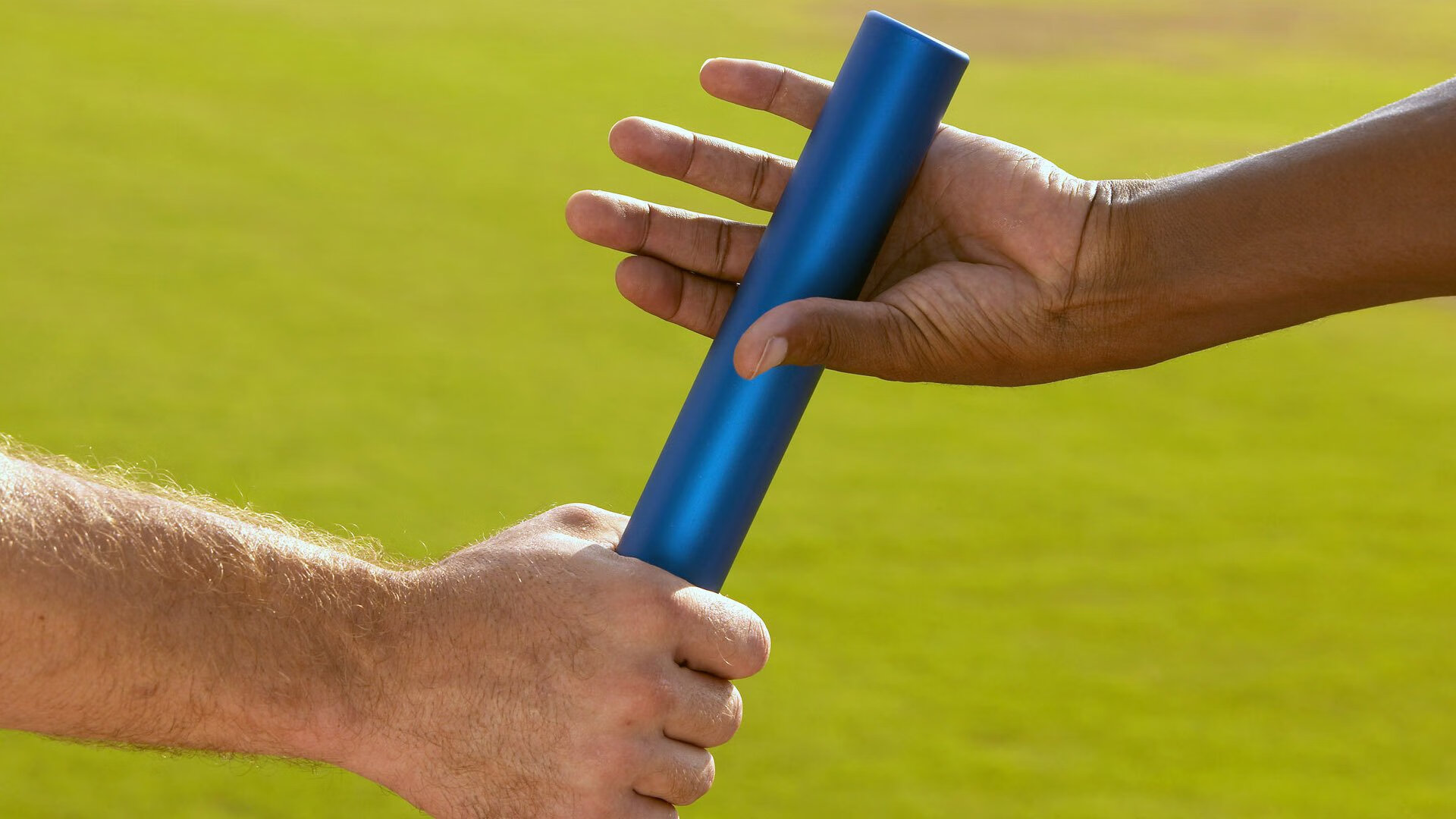 赛道烽烟,拉塞尔点燃赛场,迈凯伦鏖战红牛二队